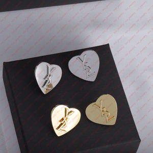 Boucles d'oreilles clous tridimensionnelles en forme de cœur en or et argent. Boucles d'oreilles de marque de luxe pour femmes. Bijoux cadeau de mariage Saint Valentin pour femme