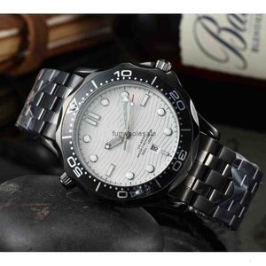 Trois aiguille en acier solide Strip Mens Full Fonction Quartz Timing Business European Watch Small