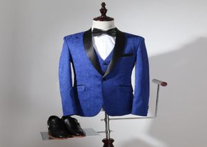 Des combinaisons d'hommes à fines rayures Royal Blue à trois pièces pour les garçons d'honneur de mariage portent un châle noir de style classique de style marié pantalon veste v2602224