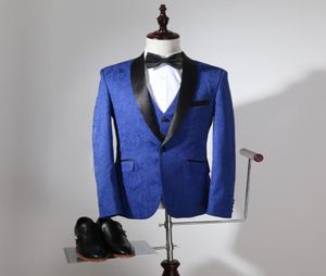Des combinaisons d'hommes à fines rayures Royal Blue à trois pièces pour les garçons d'honneur de mariage portent un châle noir de style classique de style marié pantalon veste v8134721