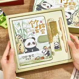 Set de tres piezas Cartoon Panda Serie Notebook de alta apariencia Estudiante de papelería Establecimiento de papelería Contiene Pen Bookmark 240523