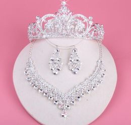 Bruiloft haaraccessoires drie stukken sets bruid sieraden ketting doorboord/earclip oorbellen trouwfeest accessoires kroon/tiara voor bruids