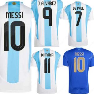 Trois étoiles 2024 Argentine Jerseys de football Fans Player Version Messi Mac Allister Dybala Di Maria Martinez de Paul Maradona Hommes et femmes Chemise de football Enfants