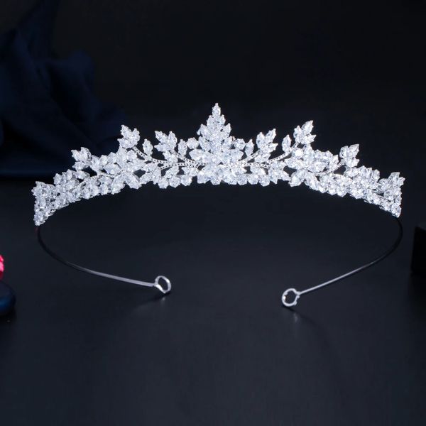 ThreeGraces Sparkling White Cubic Zirconia Elegante Flor Reina Coronas Tiaras Accesorios para el cabello de boda Joyería para novias HA027 240305