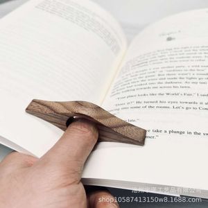 Páginas de apoyo para el pulgar, persona perezosa de nogal que lee con una mano, anillo para el dedo y prensa para libros 860022