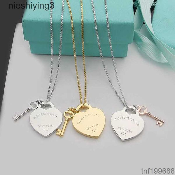 Ti Family Love Key Collier S925 Sterling Argent Femelle T Coeur Anglais Étiquette Suspendue Collier De Verrouillage De Pêche Chaîne 2024 Designer 2RPP