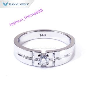 Tianyu Gems 14k / 18k Ring en or blanc 4 mm Round Heart Arrow incolore Moisanite Gold Engagement Men Anneau