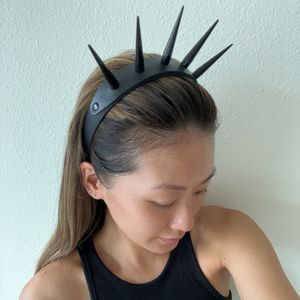 Tiaras Black Spiked Headband Goth kopstuk metalen spikes Faux lederen hoofddeksels Kostuum Cosplay Gotische sieraden Halloween Accessories 230621