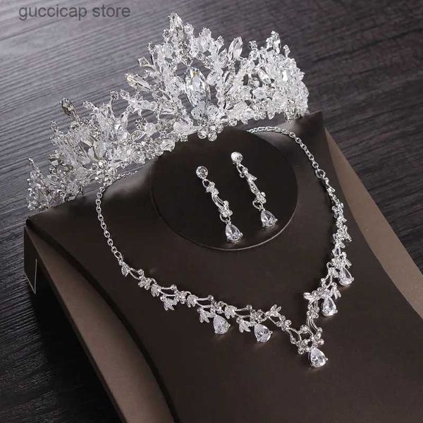 Diadèmes Itacazzo Couvre-chef de mariée enveloppé à la main Couronne Collier Boucle d'oreille Ensemble de quatre pièces Convient pour le mariage et la fête d'anniversaire des femmes Y240319