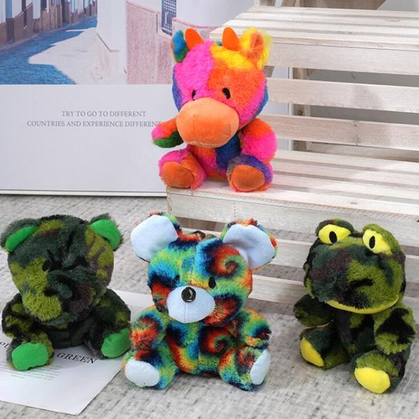 Jouets en peluche de couleurs mélangées teints par cravate, petits ours, hippopotames, grenouilles, poupées, enfants tenant des poupées, poupées de machine à saisir