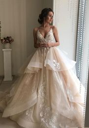 Gelaagde A-lijn Champagne Spaghetti Trouwjurken Applique Kant Ruche Holle Rugloze Bruidsjurken Trouwjurk PromGown299l