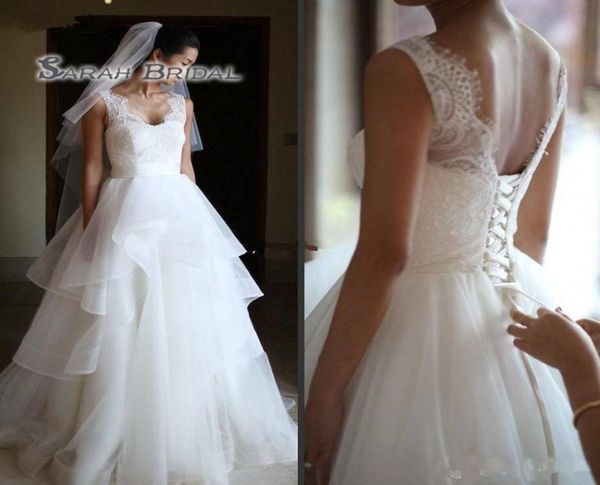 Falda con gradas vestidos de novia Sin mangas Cuello en V Top de encaje Falda con volantes Una línea país Boho Vestidos de novia con cordones en la espalda robe de mariee6940705