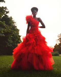 Tiered Rokken 2021 Black Girls Prom Dresses Mermaid Red Party Jurken Eén schouder Sweep Trein Afrikaanse avondjurk