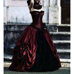 Robe gothique victorienne à plusieurs niveaux Longueur du sol de mariage vintage porte chérie sans manches enterre longue et taffettes noires robe mariée médiévale