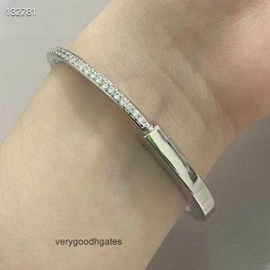 Tifaniym classique diamant blanc cuivre T bracelet de verrouillage à domicile populaire sur Internet diffusion en direct avec des marchandises cadeau de la Saint-Valentin VJXM