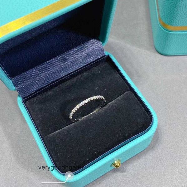 Tifaniym classique S925 bague en argent sterling à fines rangées de diamants super polyvalente est idéale pour les partenaires à porter seul ou empilé TXVD