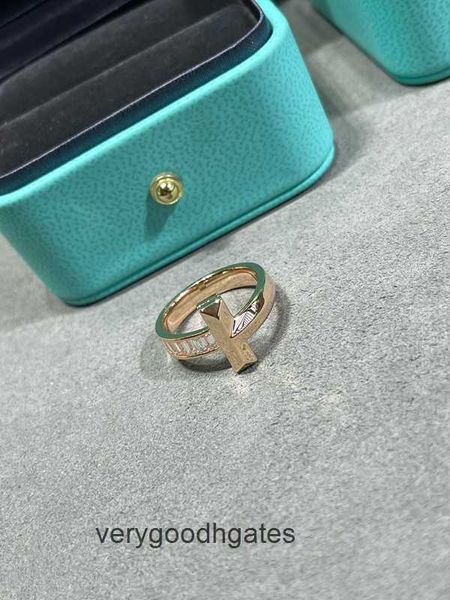 Tifaniym classique V or matériel large coupe carré bague en diamant avec des lignes puissantes accessoires de bijoux de précision haut de gamme modernes et à la mode K2XS