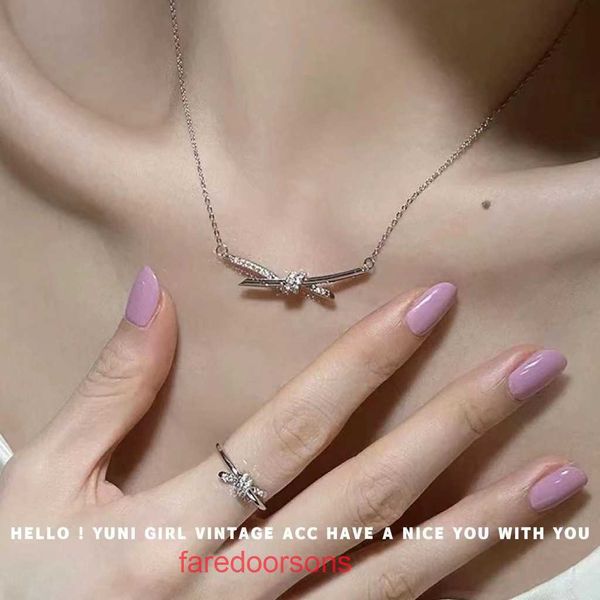Tifannissm collier titane acier T classique pour les femmes à la mode et haut de gamme noeud ruban pendentif clavicule chaîne cou coréen Instagram