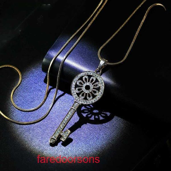 Tifannissm Colgante Necklac Mejor venta Cumpleaños Regalo de Navidad Versión coreana personalidad moda diamante con incrustaciones clave simple y versátil ac