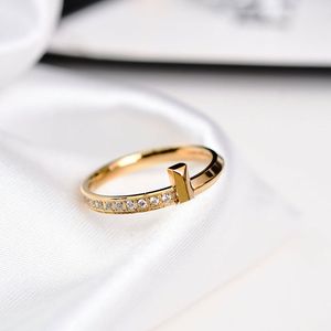 Bague Tiffancy au design classique avec lettre T : fabriquée en acier inoxydable, idéale pour les cadeaux de couple, les bijoux de marque de mode.