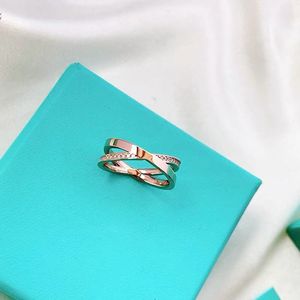 Tiffanyring Slank Line X Ring Ideal Paren Gift Personaliseerde ontwerpstijl gemaakt van roestvrijstalen Tiffanyjewelry