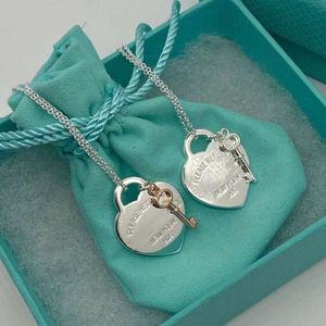Tiffanybead Heart Collier Designer pour femmes TiffanyJewelry Jewelry S925 Pure Silver Love Key Collier Fashionable Minimalist Peach Heart Tie Collar Collar Collar