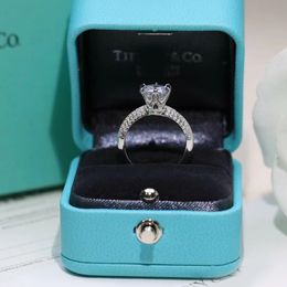 TiffanyJewelry six griffes rondes complexe Mosan Diamond Engagement Sterling Sier Moisanite Wedding Top Quality Designer Femmes T Anneau Amateurs de mariage Ring Jewelry