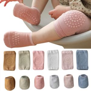 Collants chaussettes de poteaux de genou de bébé ensemble pour les filles garçons couleurs solides de couleur antidérapante