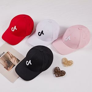 Chapeau tiktok pour les amants masculins et féminins Cap de baseball Étudiant d'été Visor Soleil Broidered Street Fashion Cap