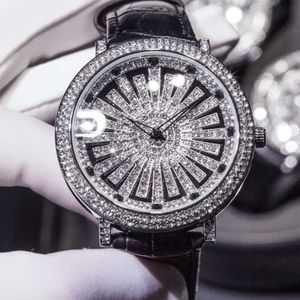 El tiempo vuela.Puede girar con un dial giratorio.Los relojes de pareja para hombres y mujeres son neutros, llenos de estrellas y diamantes.fiesta estudiantil