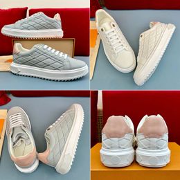 Time Out Sneakers 1ACJ2 famoso diseñador para mujer zapatillas de deporte piel de cordero flexible tono dorado ojales grabados Suela de goma con banda de rodadura elevada zapatos para hombre