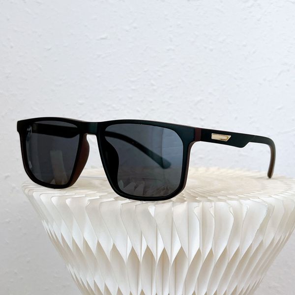 Lunettes de soleil classiques intemporelles pour femmes Desigher noir gris correspondant symbole écaille de tortue monture de lunettes charme de défilé de mode féminin