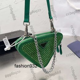 Sacs de rangement intemporels Designer P Strass Triangle Sacs Mini Vaity Étui à cosmétiques avec bracelet en argent Poignée de chaîne Fourre-tout Bandoulière en cuir Sacs à main à bandoulière 18X