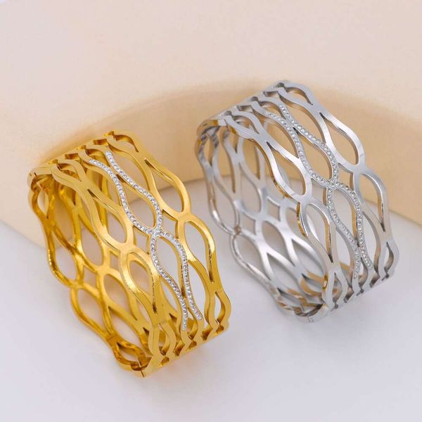 Le titane est populaire avec les lignes géométriques simples et les bracelets en acier inoxydable multicouches évidés