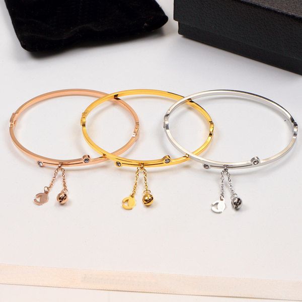 Brazalete de acero de titanio Pulseras de diseño Joyería de lujo Pequeña campana Color dorado Amor Corazón Pulsera con dijes Cierre colgante para mujeres Hombres Joyería de boda Regalos