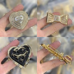 Titanium Steel Designer Brand Letter Broches Luxury Women 18k Gold Insoled Crystal Jewelry Brooch Charm Entre Marry Wedding Love Gifts Actomio