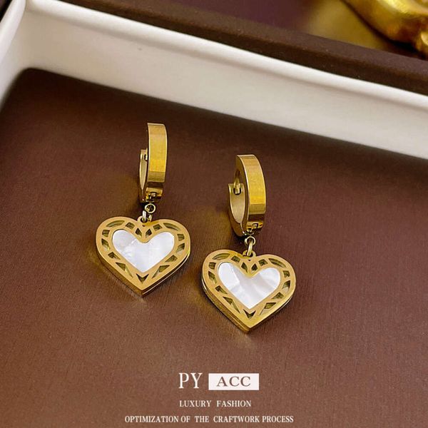 Pendientes huecos en forma de corazón de acero titanio, sensación de alta gama de la moda de nicho, nuevos aretes versátiles simples y personalizados para mujeres