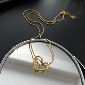 Collier coeur creux en acier titane, pendentif d'amour de conception populaire légère