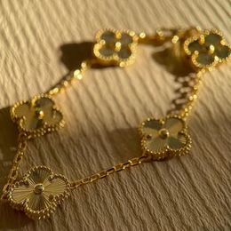 Titanium Steel Japan Korea Bracelet à fleurs à cinq pétales, luxe léger à la mode bijoux chanceux