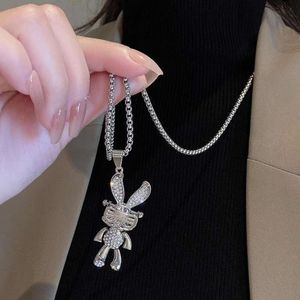 Collar de conejo de acero de titanio para mujer, cadena de suéter, accesorios de estilo largo, colgante versátil de alta gama, novedad de 2023