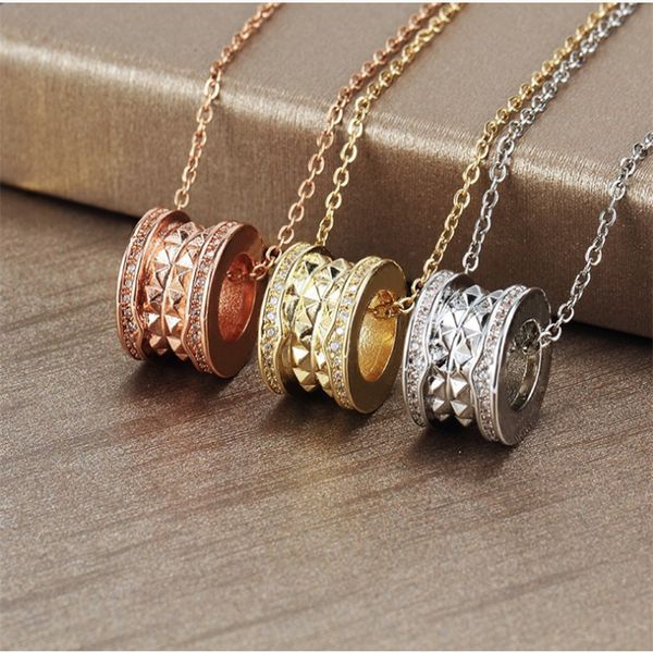 Collar de cintura pequeña de acero de titanio para mujer, colgante de diamante lleno de moda europea y americana con huecos rojos, fábrica de joyería Dongguan