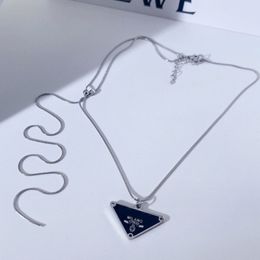 Collier de lettres triangulaires en acier titane, mignon, chaîne de clavicule, pour cadeau de fête, bijoux à la mode