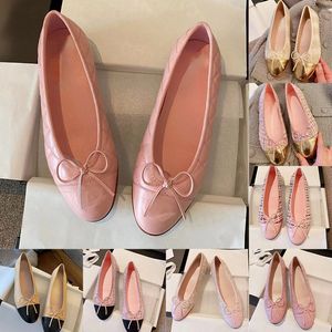 Jurk schoenen hakken schoenen vrouw ontwerper 100% koeienhuid letter strik Ballet trouwschoenen mode zwart Platte bootschoen Lady leer Trample Lazy Loafers maat 34-42