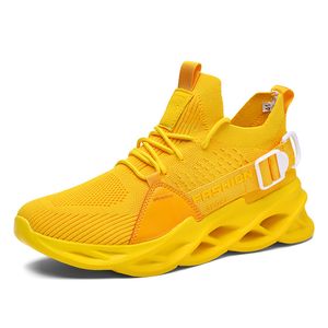 Chaussures de course pour hommes Triple Triple Noir blanc Volt Glow Trainers Team Red Men Sports Sneakers Chaussures