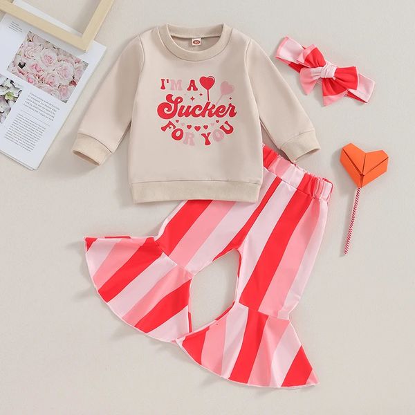 Toddler Baby Girls Saint Valentin Day Sets à manches longues Lettre de coeur Sweet-shirt Pantalon évasé rayé Bandeau 240426
