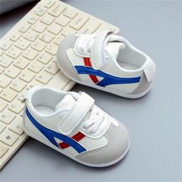 Zapatos de bebé para niños pequeños Zapatos para bebés recién nacidos Diseñadores Zapatillas de deporte casuales a rayas para niños Zapatos de cuna con suela suave para niños Primeros caminantes para bebés de 0 a 18 meses