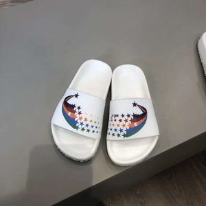 Peuter Beach Casual Children Sandals Kids Slides Slides Boys Girls Slaapkamer Slippels Letters Gedrukt platform Rubber Brand Jeugd Home schoenen