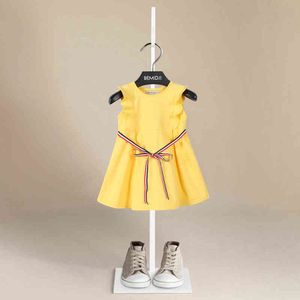 Robes de filles en bas âge Vêtements de bébé fille 2022 Été Bow Jaune Blanc Respirant Princesse Fête Élégante Robe d'enfants Robes G220506