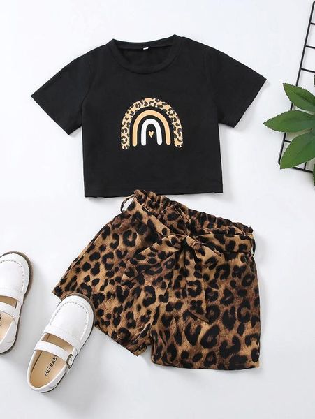 Camiseta con estampado de corazones para niñas pequeñas Pantalones cortos con cinturón en la cintura con estampado de leopardo SHE