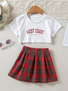 T-shirt graphique avec lettres et jupe tartan pour petites filles SHE